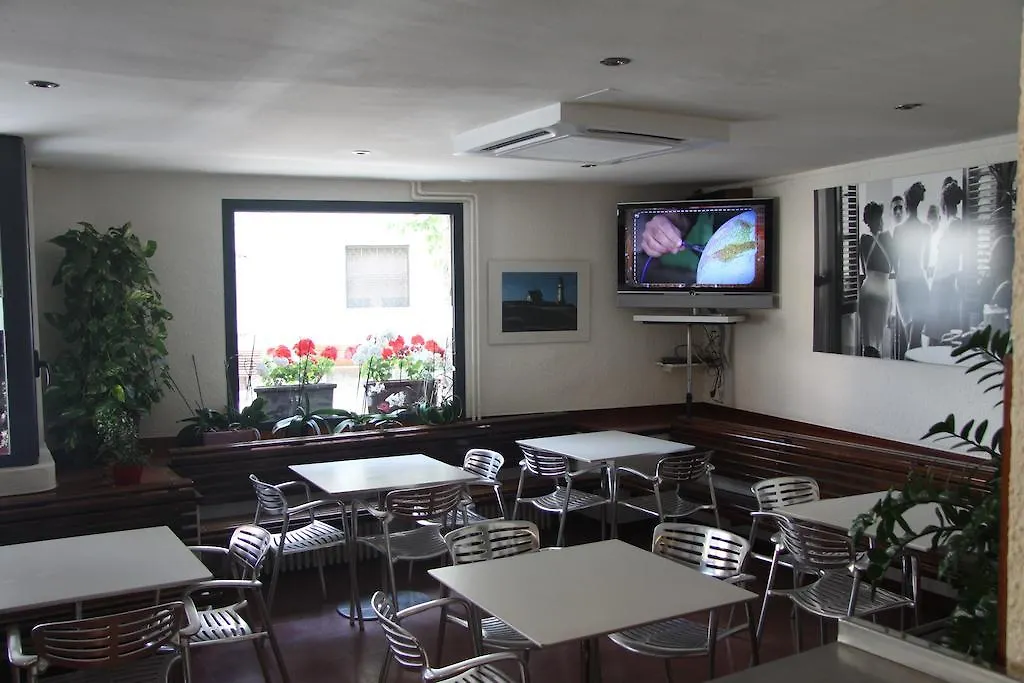 Fonda Sala Otel Olost 0*,  İspanya
